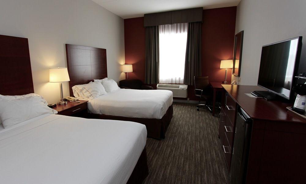 Holiday Inn Express Hotel & Suites 1000 Islands - Gananoque By Ihg Екстериор снимка