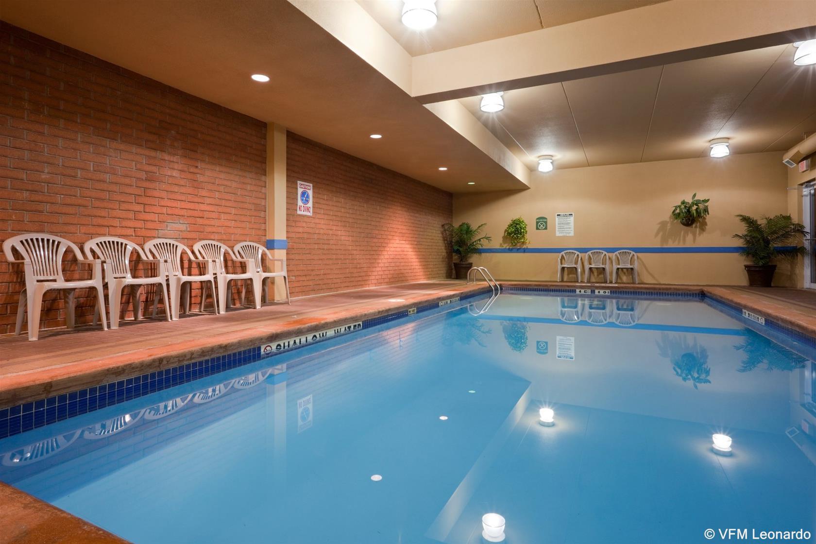 Holiday Inn Express Hotel & Suites 1000 Islands - Gananoque By Ihg Екстериор снимка