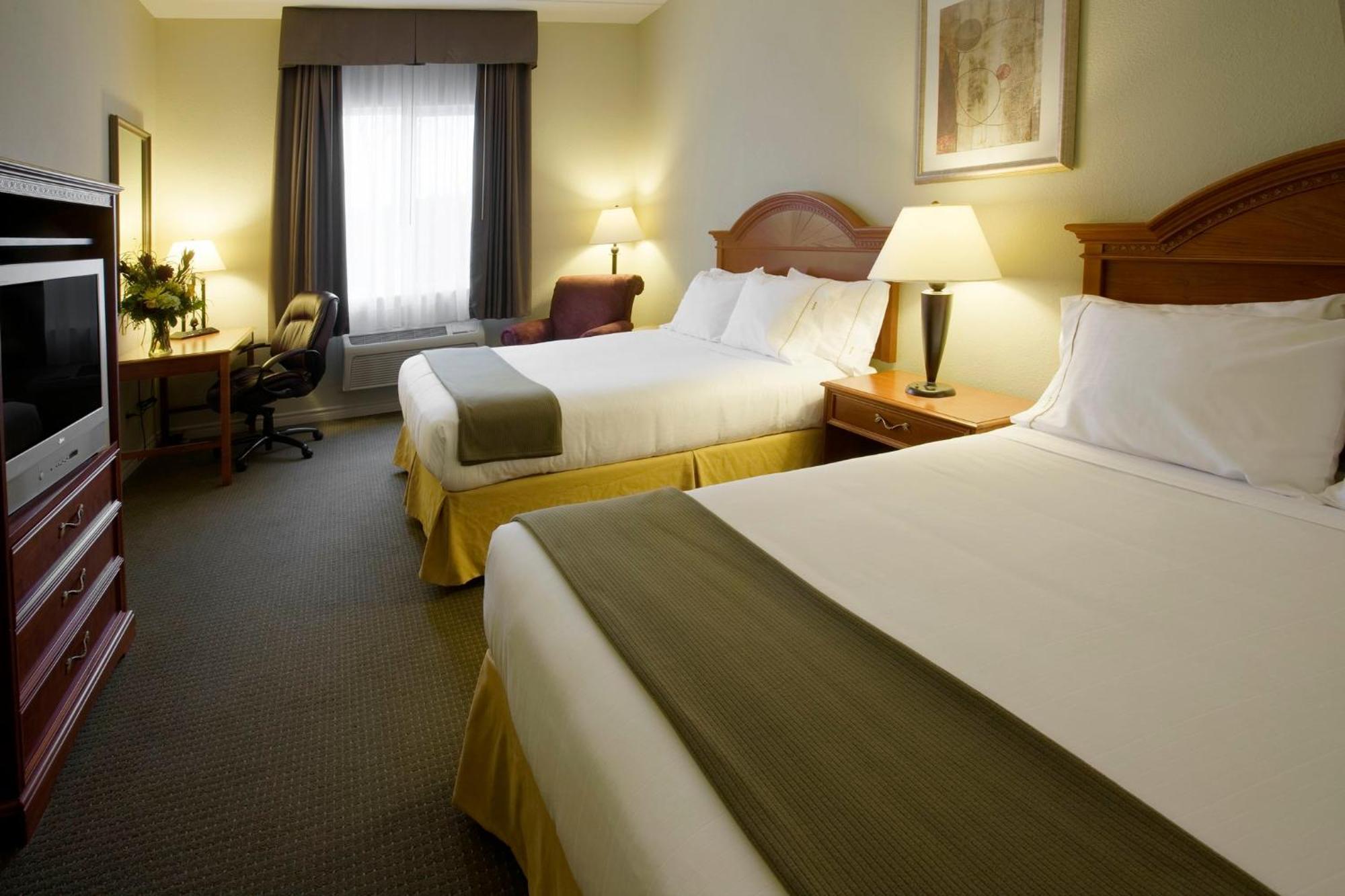 Holiday Inn Express Hotel & Suites 1000 Islands - Gananoque By Ihg Екстериор снимка