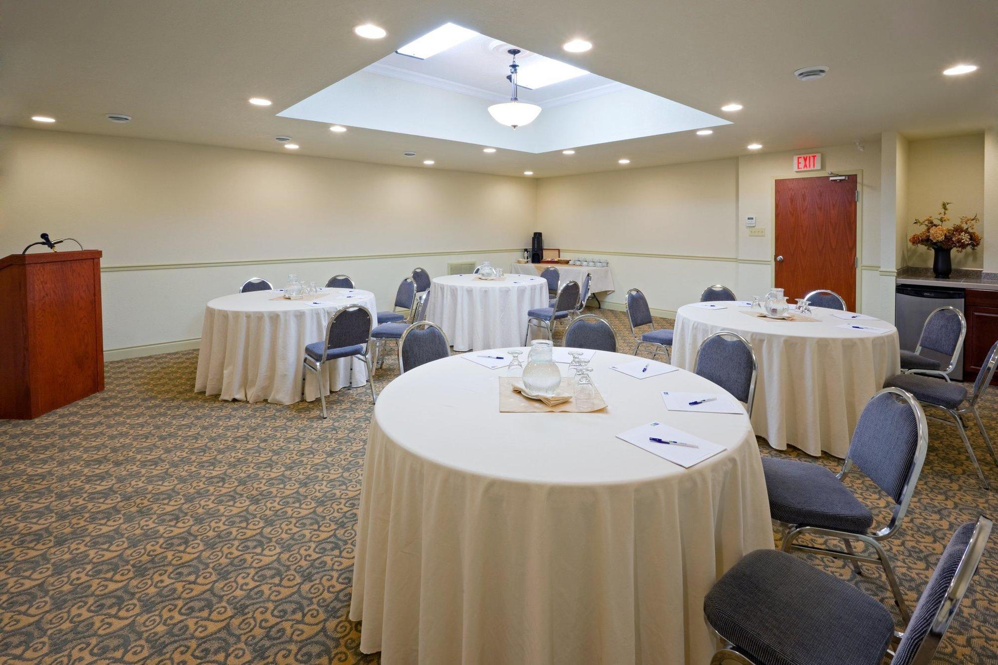 Holiday Inn Express Hotel & Suites 1000 Islands - Gananoque By Ihg Екстериор снимка