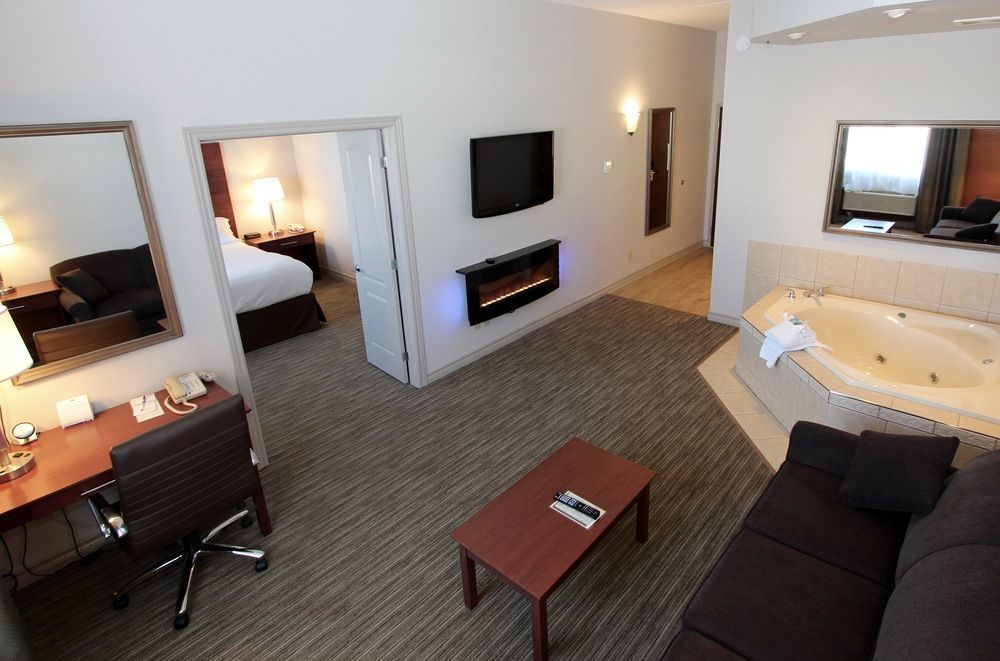 Holiday Inn Express Hotel & Suites 1000 Islands - Gananoque By Ihg Екстериор снимка