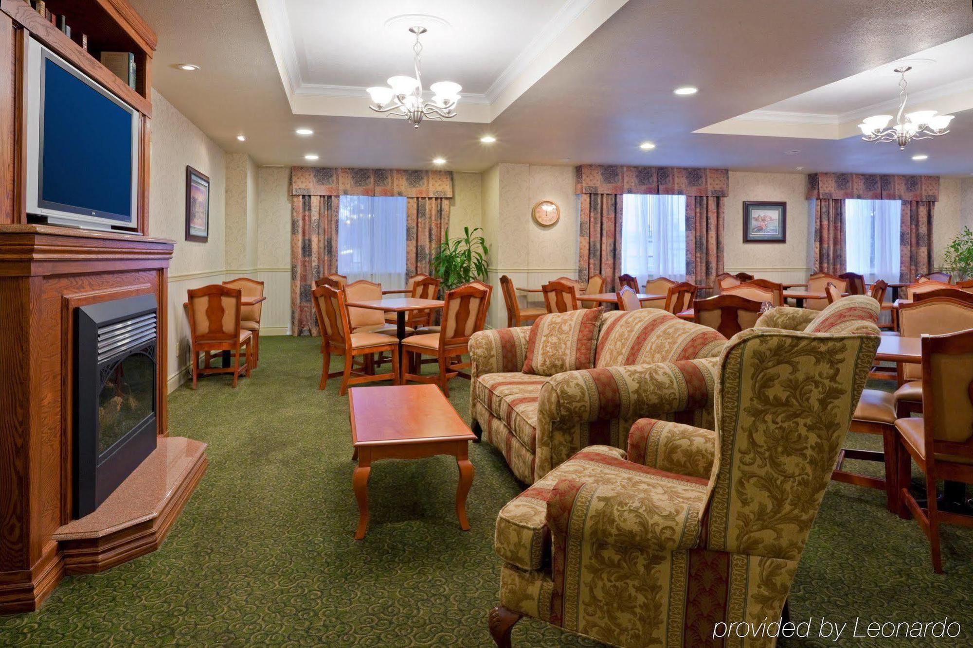 Holiday Inn Express Hotel & Suites 1000 Islands - Gananoque By Ihg Екстериор снимка