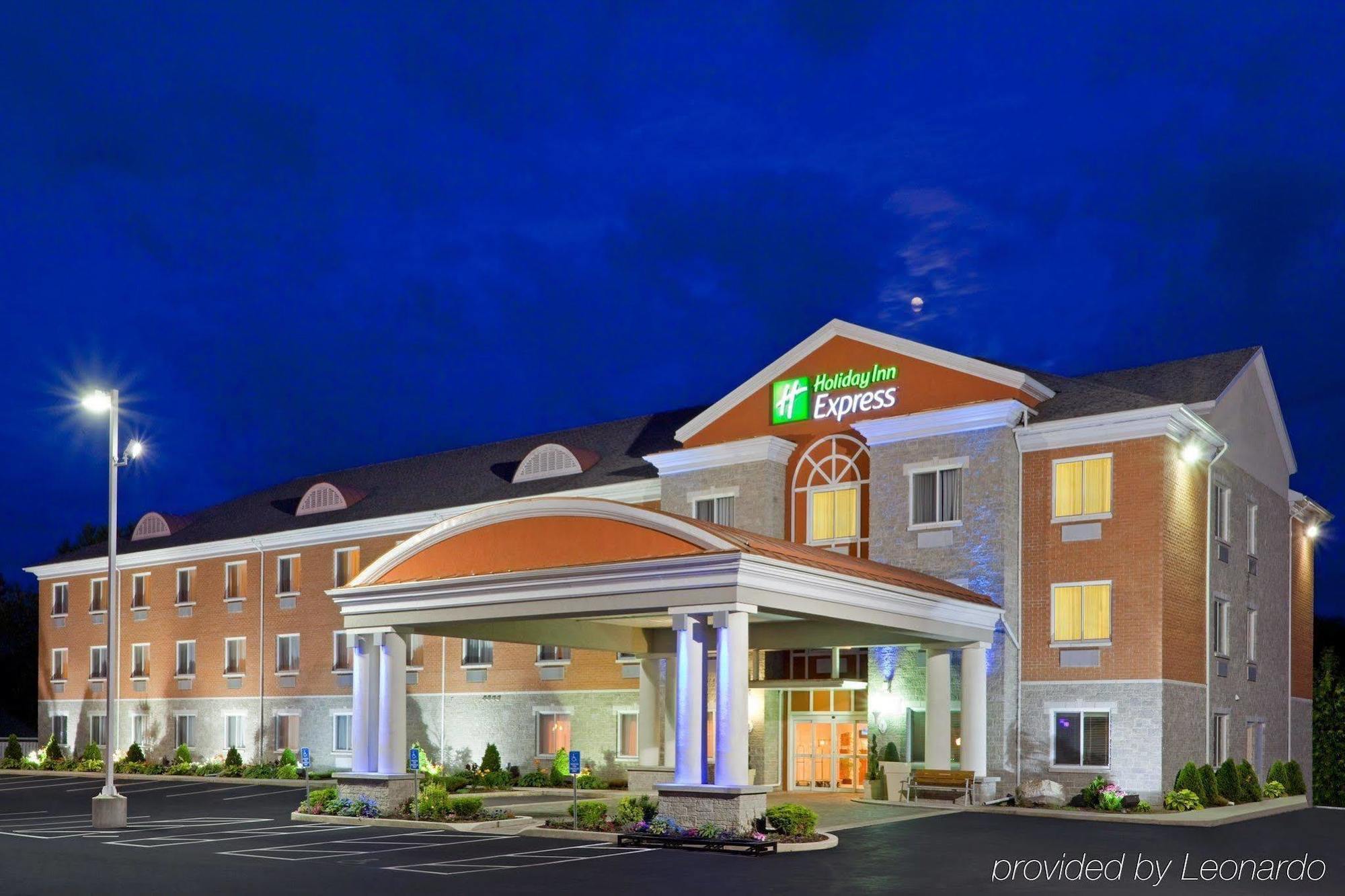 Holiday Inn Express Hotel & Suites 1000 Islands - Gananoque By Ihg Екстериор снимка