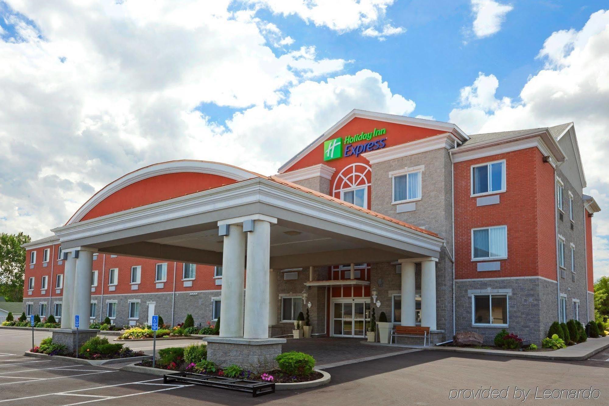 Holiday Inn Express Hotel & Suites 1000 Islands - Gananoque By Ihg Екстериор снимка