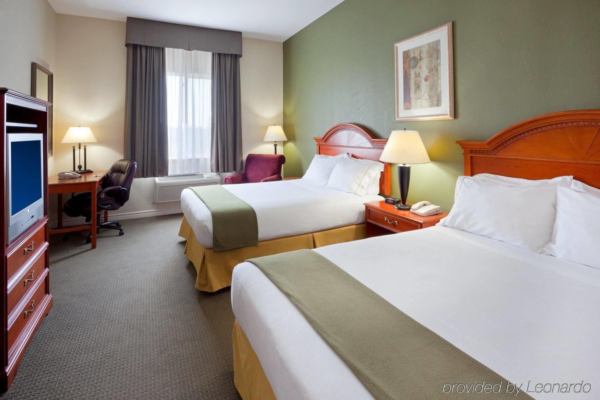 Holiday Inn Express Hotel & Suites 1000 Islands - Gananoque By Ihg Екстериор снимка