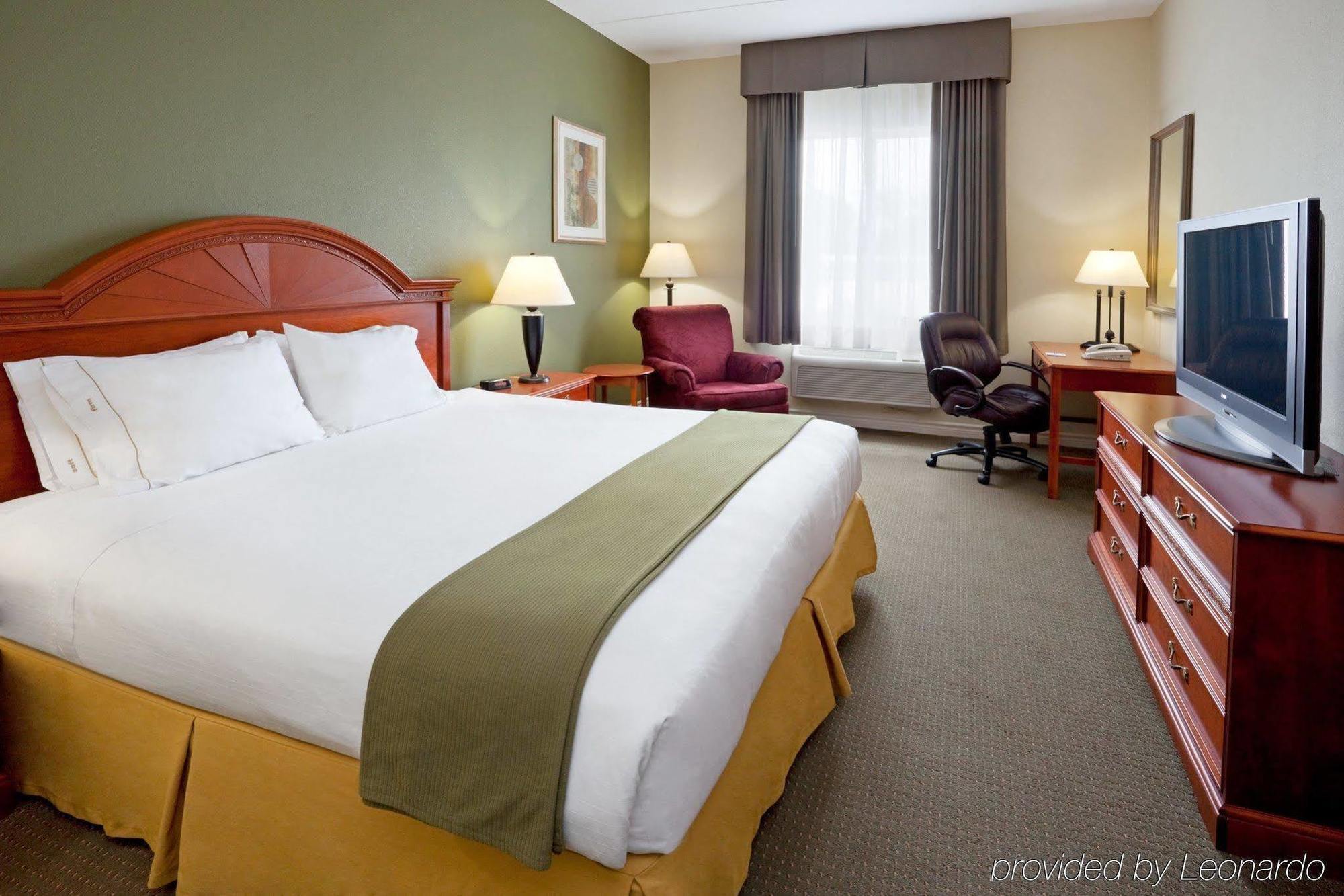 Holiday Inn Express Hotel & Suites 1000 Islands - Gananoque By Ihg Екстериор снимка