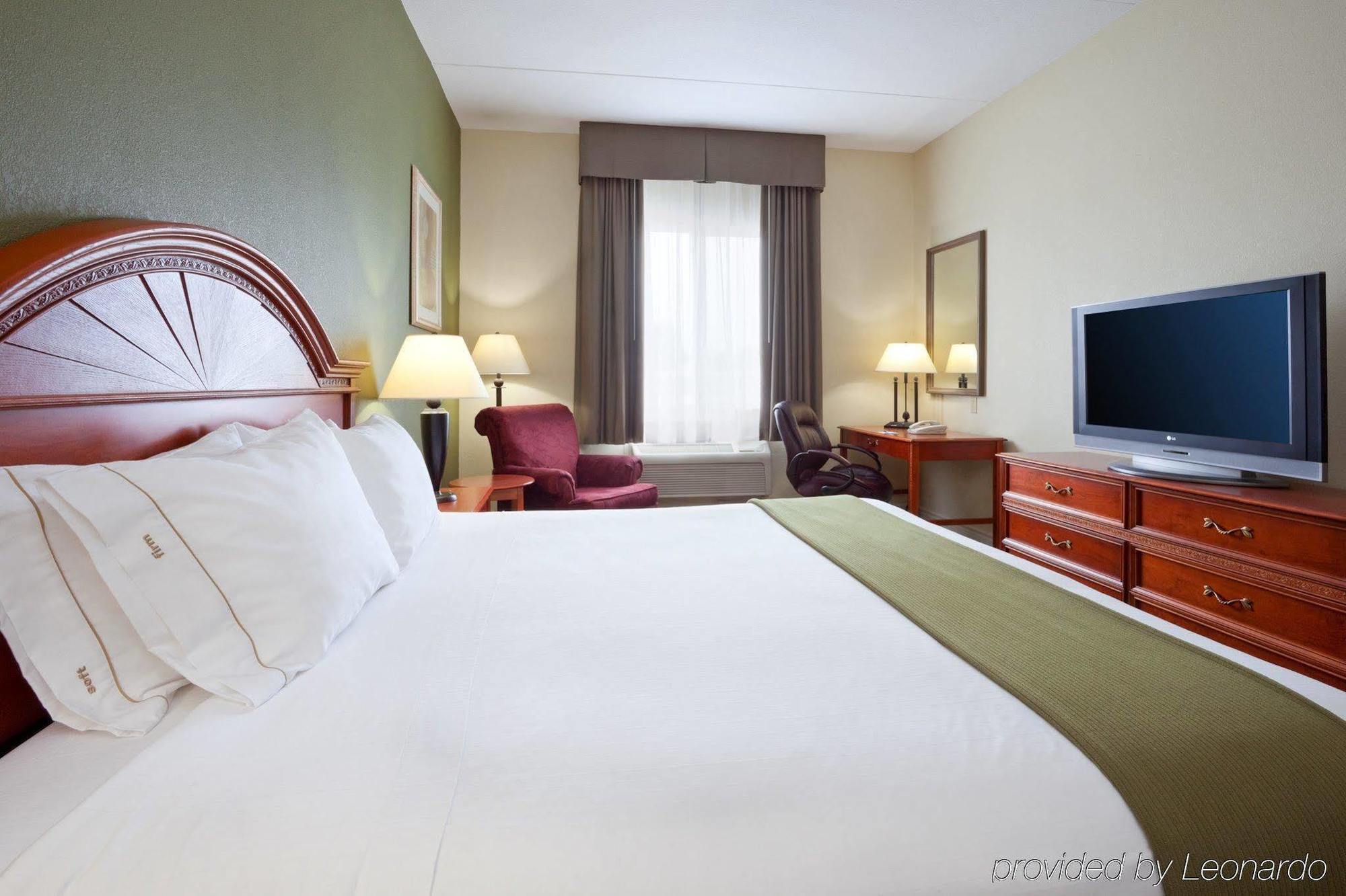 Holiday Inn Express Hotel & Suites 1000 Islands - Gananoque By Ihg Екстериор снимка