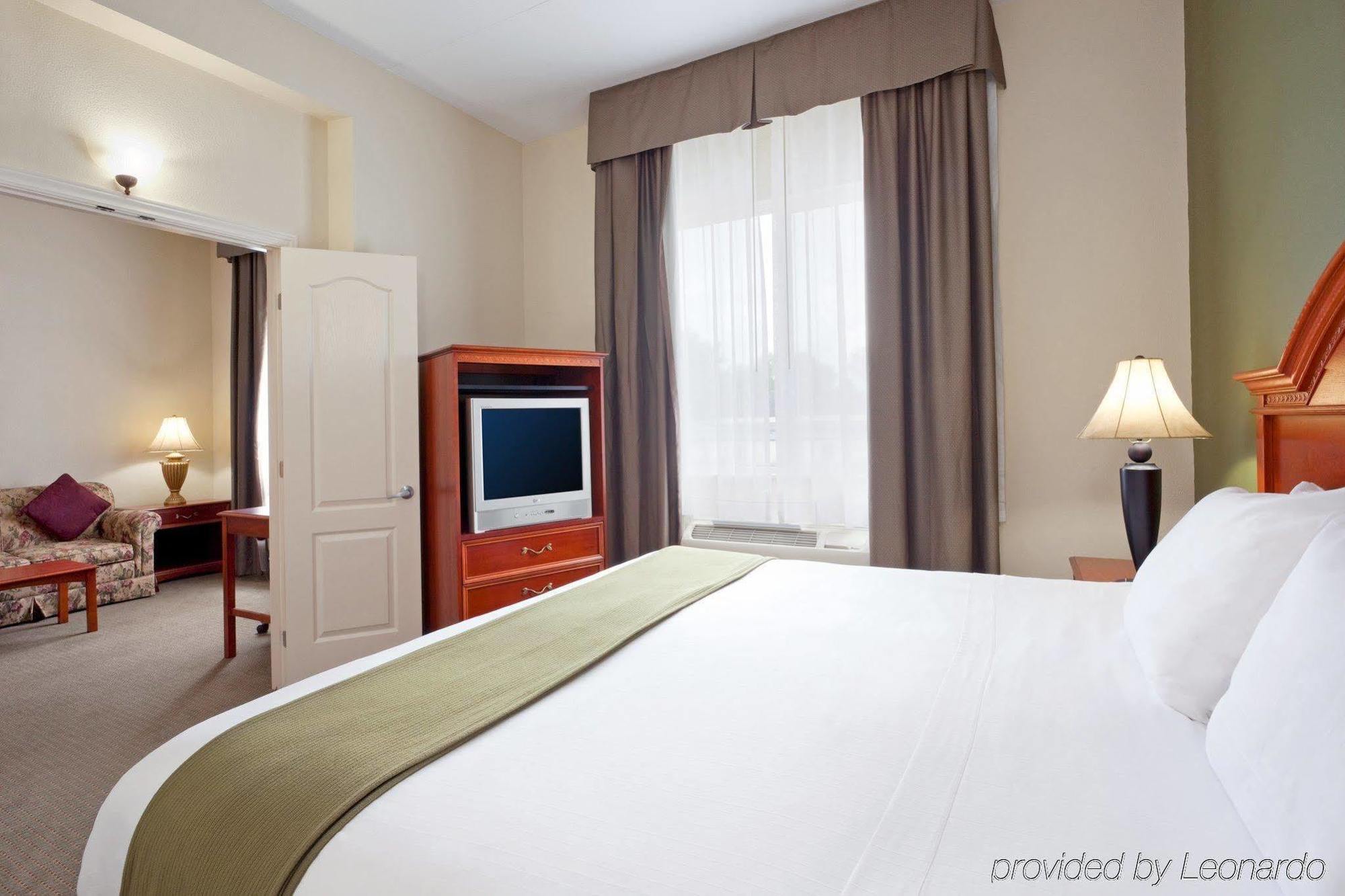 Holiday Inn Express Hotel & Suites 1000 Islands - Gananoque, An Ihg Hotel Екстериор снимка