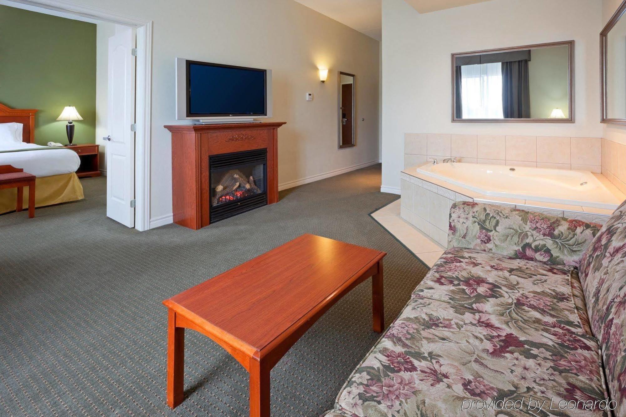 Holiday Inn Express Hotel & Suites 1000 Islands - Gananoque By Ihg Екстериор снимка
